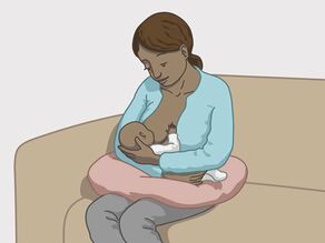 Amming, eksempel 1: Moren sitter, og babyen ligger på armen hennes.